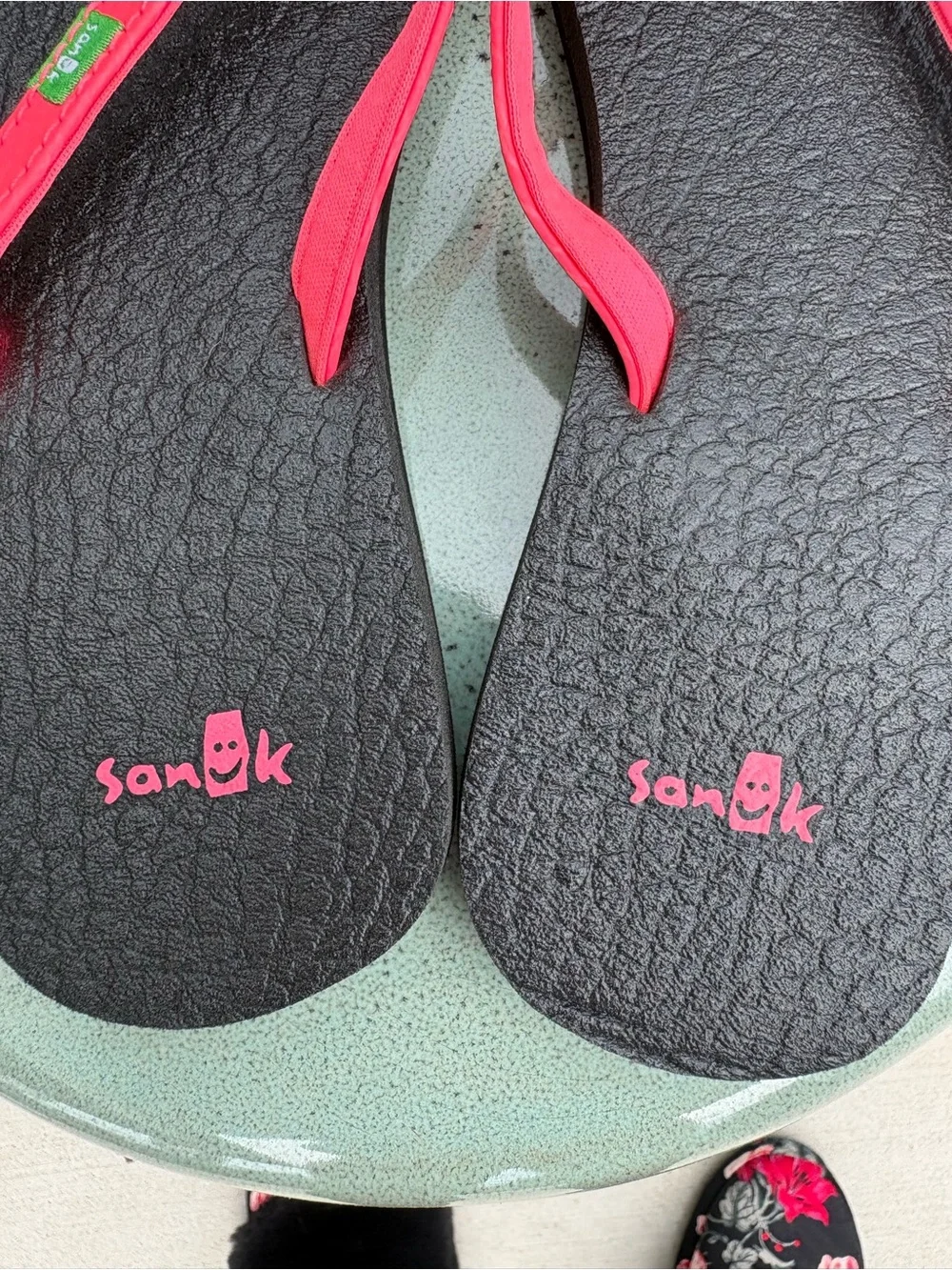 Sanuk Women's Black Flip Flops with Hot Pink Straps size 6